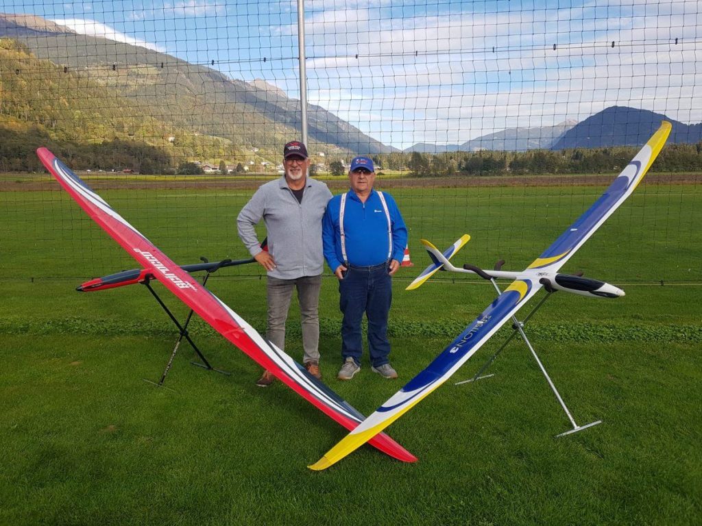 Erich und Karl mit ihren Seglern auf dem Flugfeld beim Glocknerhof