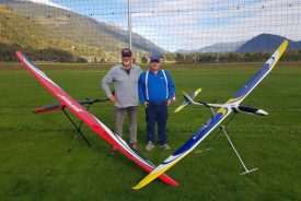 Erich und Karl mit ihren Seglern auf dem Flugfeld beim Glocknerhof