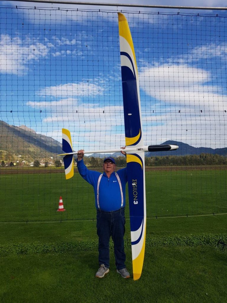 Gelb-blauer Segler wird hochgehalten