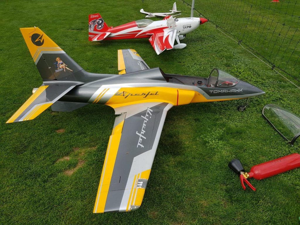 Gelb-graues Jetmodell auf der Wiese