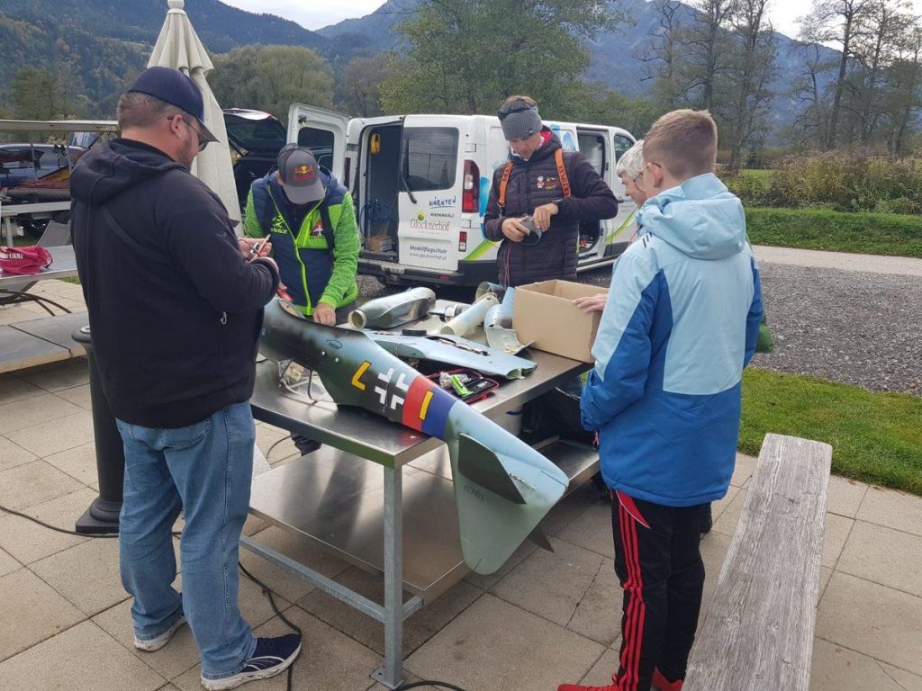 Modellflieger am Werktisch