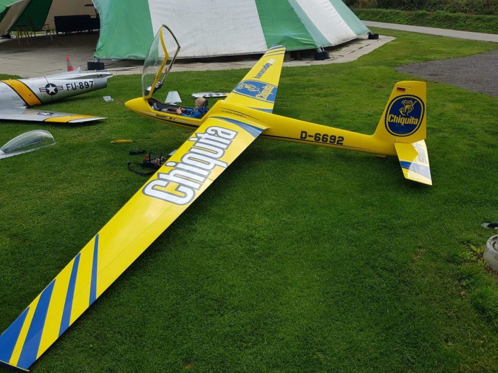 Gelber Oldtimer-Segler