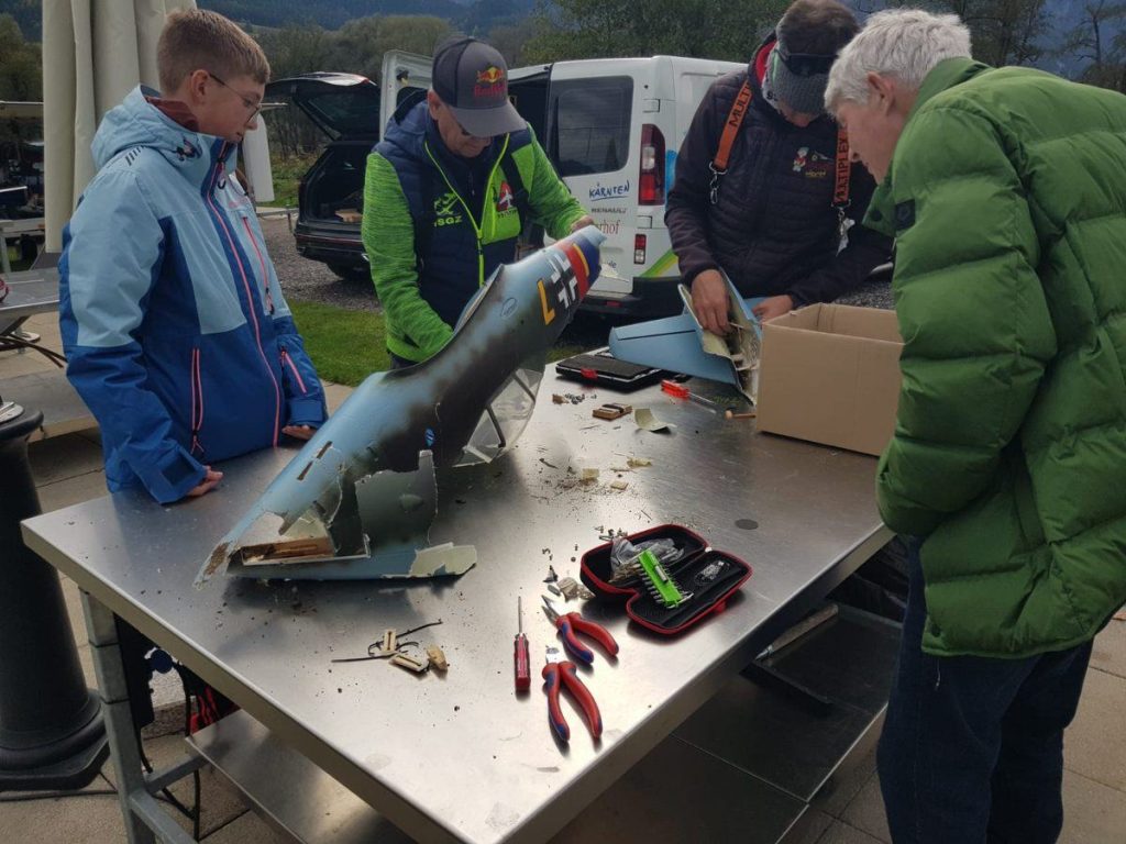 Gemeinsame Reparatur am Werktisch