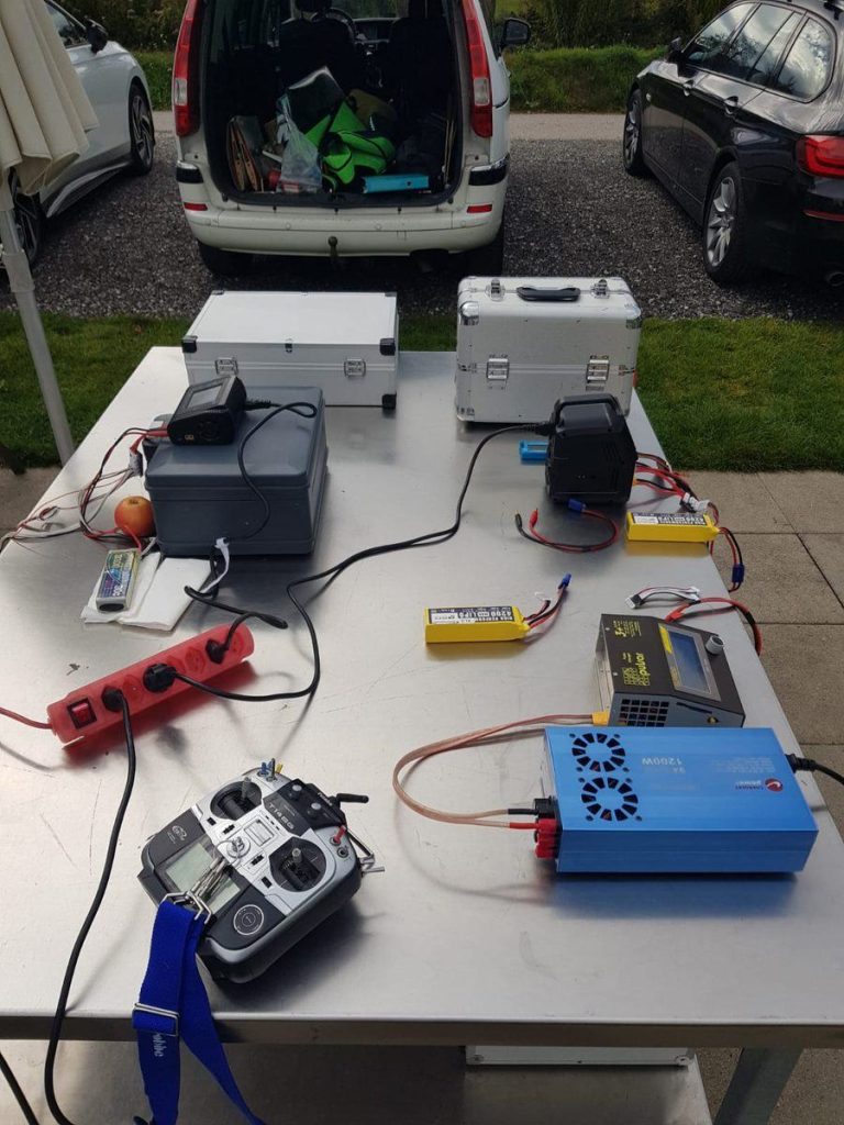 Ladestation mit Akkus und Sender
