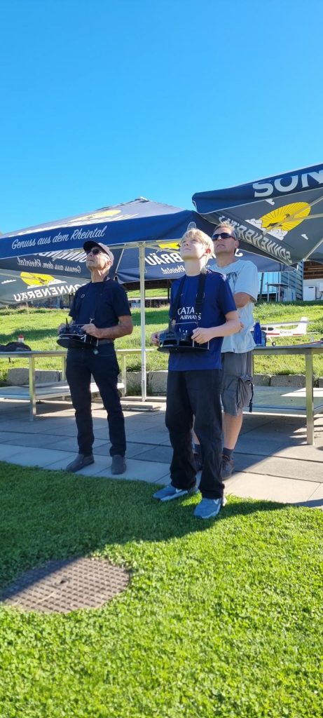 Schüler und Leiter mit Sendern beim Flugbetrieb