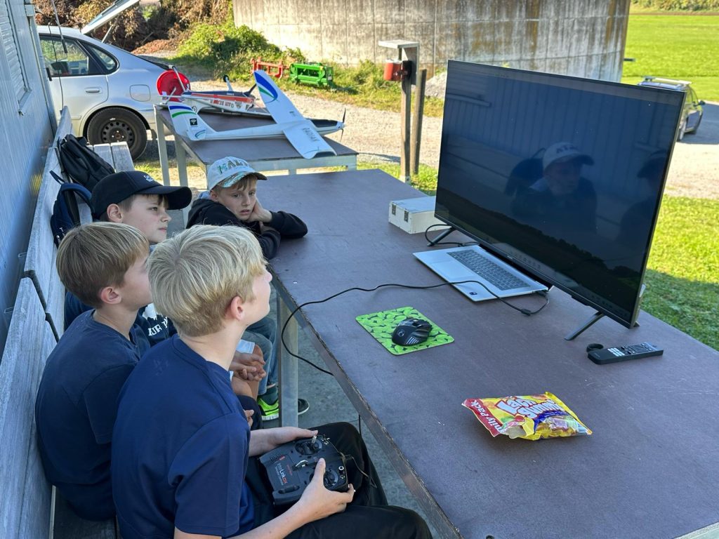 Kinder üben mit dem Sender am Modellflug-Simulator