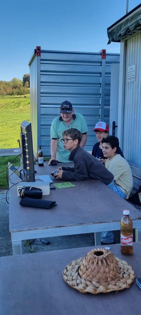 Schüler und Instruktor am Simulator-Tisch