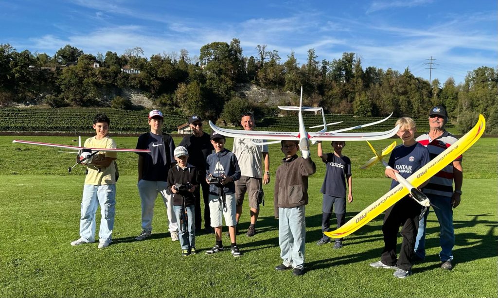 Gruppenfoto der Teilnehmer und Leiter mit den Segelflugmodellen auf der Wiese