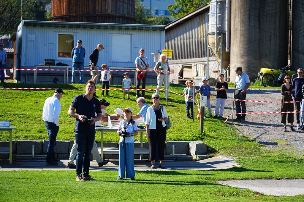 Flugschau MFV-Thal: Zuschaür an der absperrung
