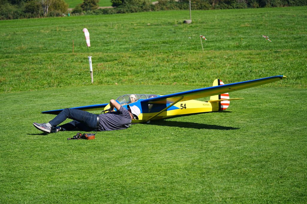 Flugschau MFV-Thal: Oldtimer segler vorbereitung