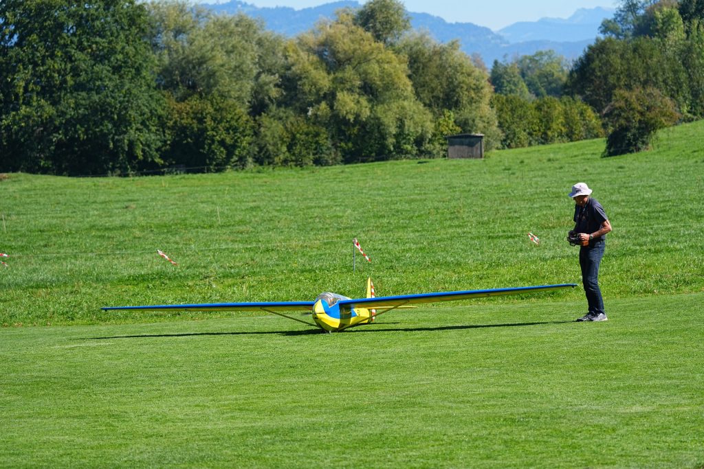 Flugschau MFV-Thal: Oldtimer segler start