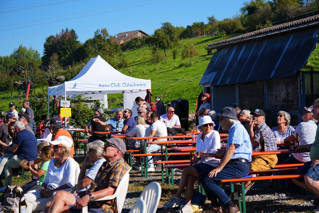 Flugschau MFV-Thal: Zuschaür festzelt