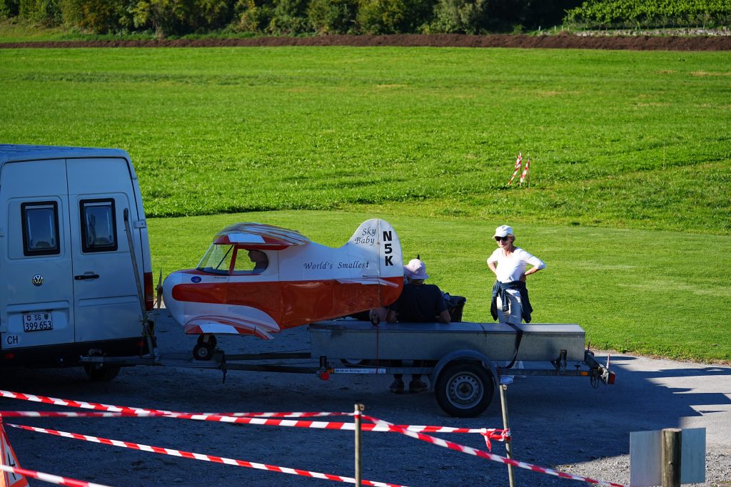 Flugschau MFV-Thal: Doppeldecker auf anhänger