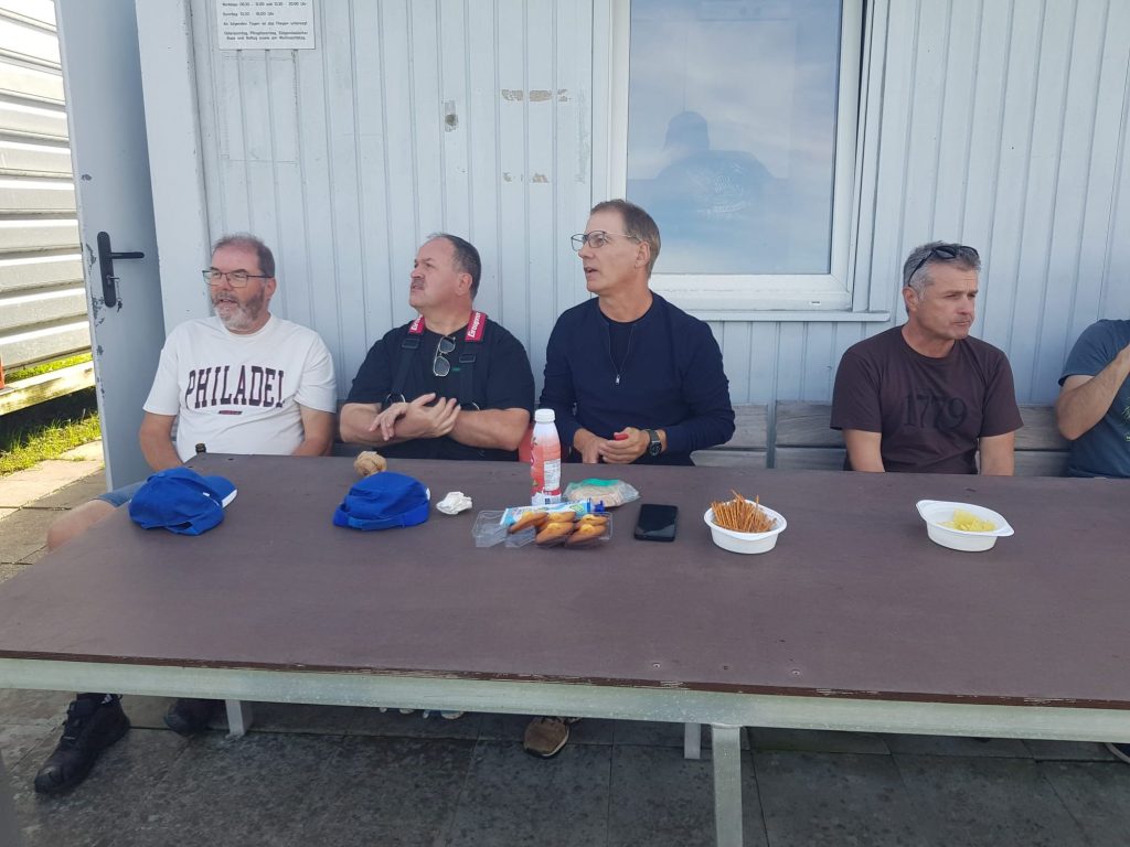Freundschaftsfliegen MFG Altstätten: Pause mit Snacks am Tisch vor dem Vereinshaus