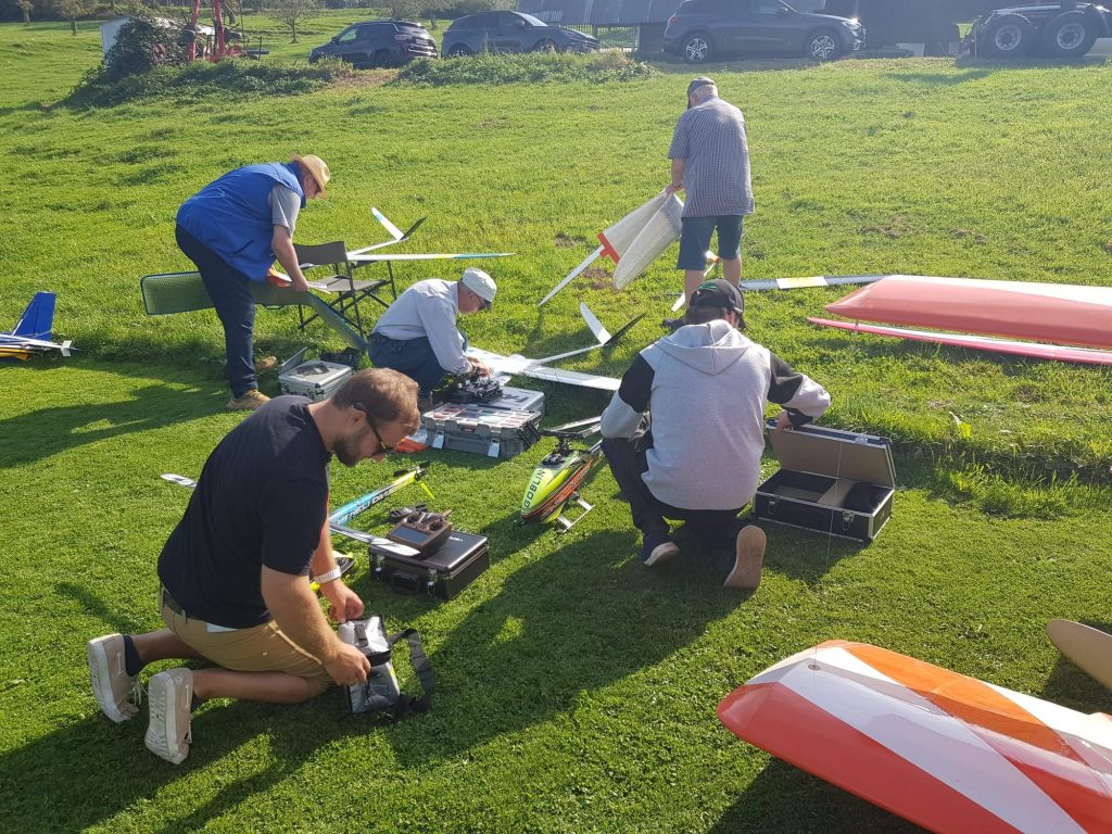 Freundschaftsfliegen MFG Altstätten: Piloten bereiten ihre Modelle auf der Wiese vor