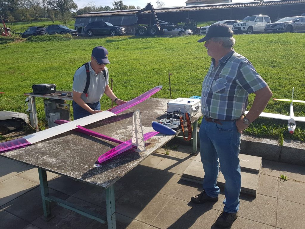 Freundschaftsfliegen MFG Altstätten: Segelflugmodell auf dem Werktisch