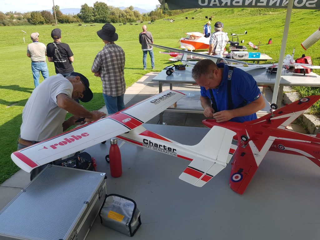 Freundschaftsfliegen MFG Altstätten: Piloten machen ihre Modelle startklar
