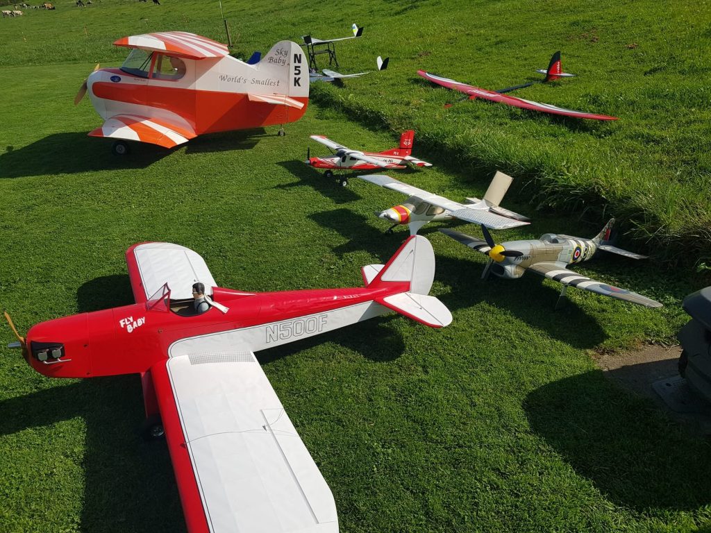 Freundschaftsfliegen MFG Altstätten: Doppeldecker und weitere Modelle auf der Wiese